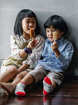 Two kids eating ice cream