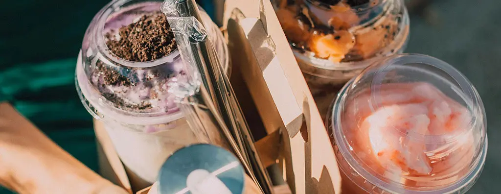 Paper tray with a variety of cold beverages
