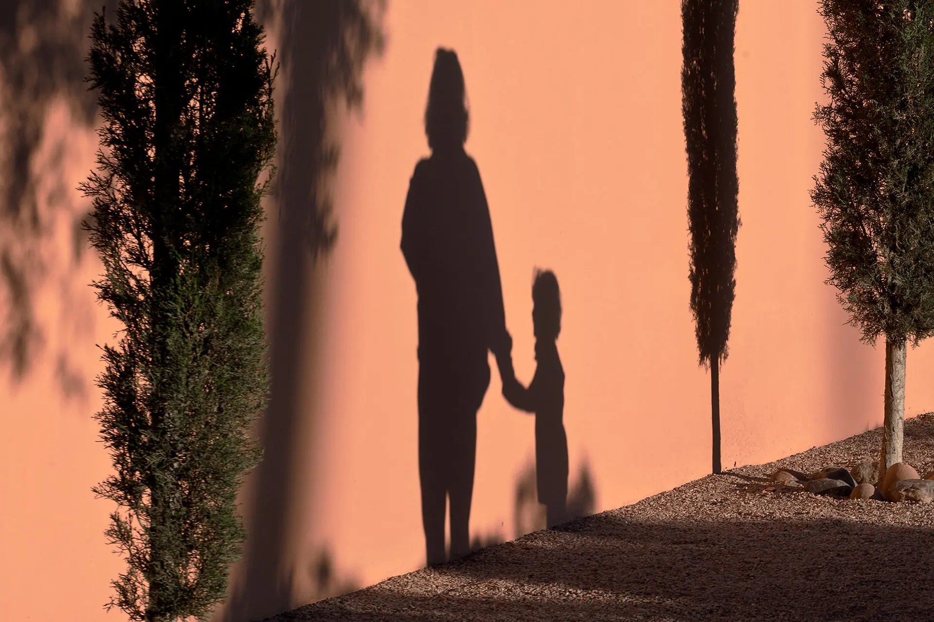 Man walking, to learn marche, in French.  Walking silhouette, Person  silhouette, Silhouette people