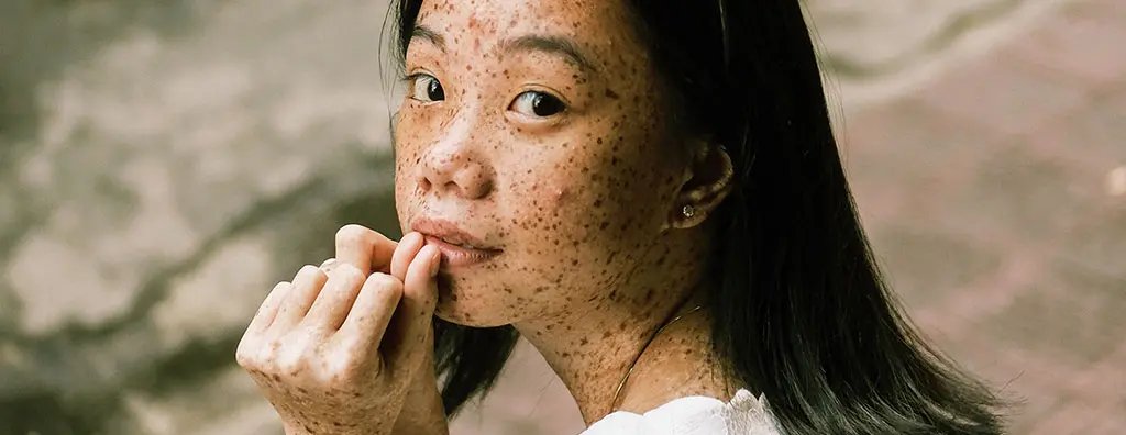 Asian woman with sprekles at the beach