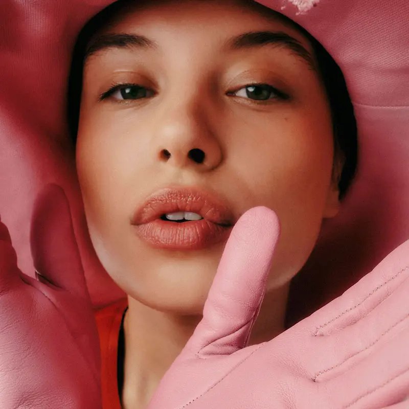 Portrait of a lady with a big pink hat and pink gloves