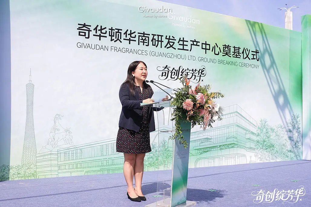Yaling Li, Head of Fragrances China and Korea addresses the audience at the ceremony