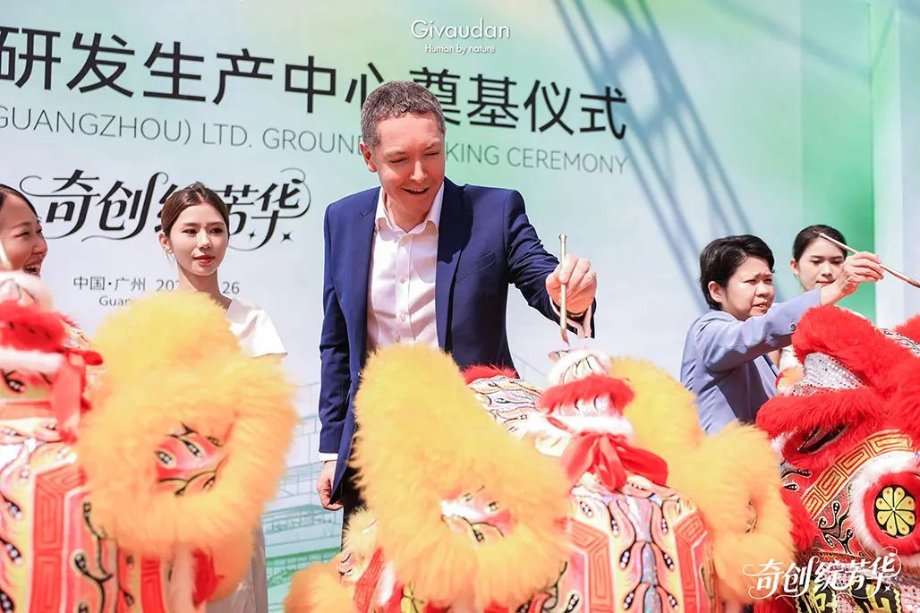 Ben Webb, Regional Head of Fragrances APAC, joined the eye-dotting ceremony to awake the lion's spirit, together with other colleagues