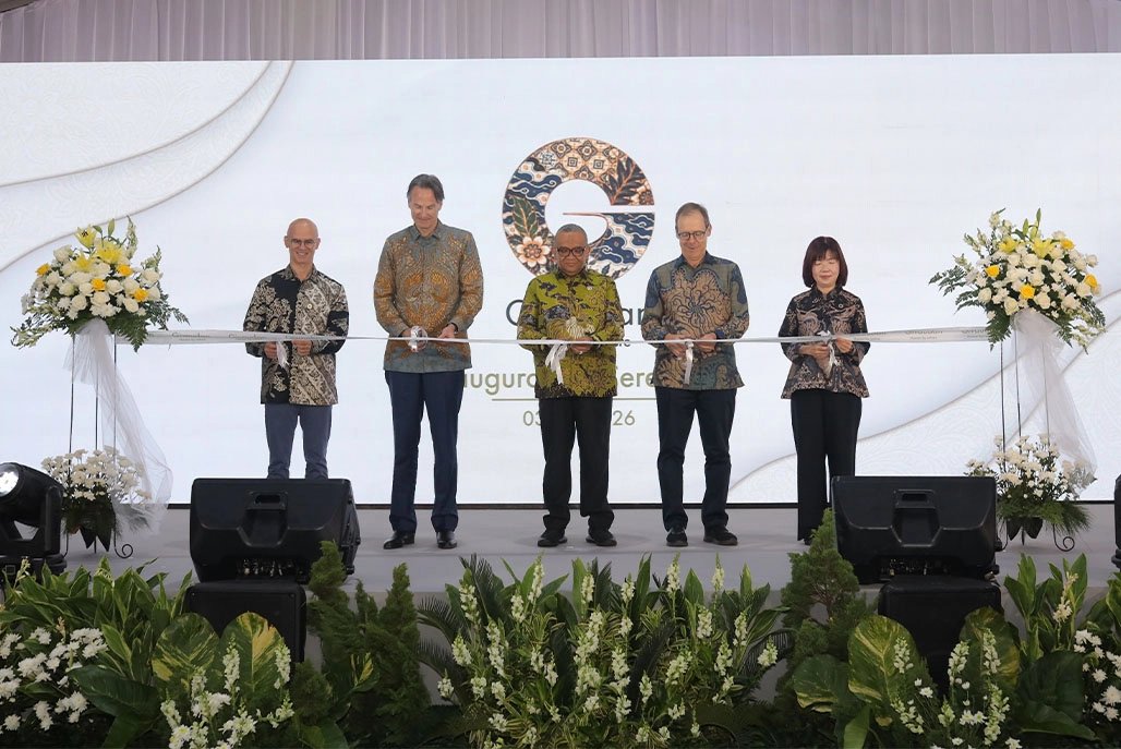 Left to right: Mr Antoine Khalil (President Taste & Wellbeing, Givaudan), Mr Christian Stammkoetter (CEO, Givaudan), Dr Afriansyah Noor (Vice Minister of Manpower), Mr Olivier Zehnder (Swiss Ambassador to Indonesia), Ms Christina Yeo (Global Head of GBS, Givaudan)